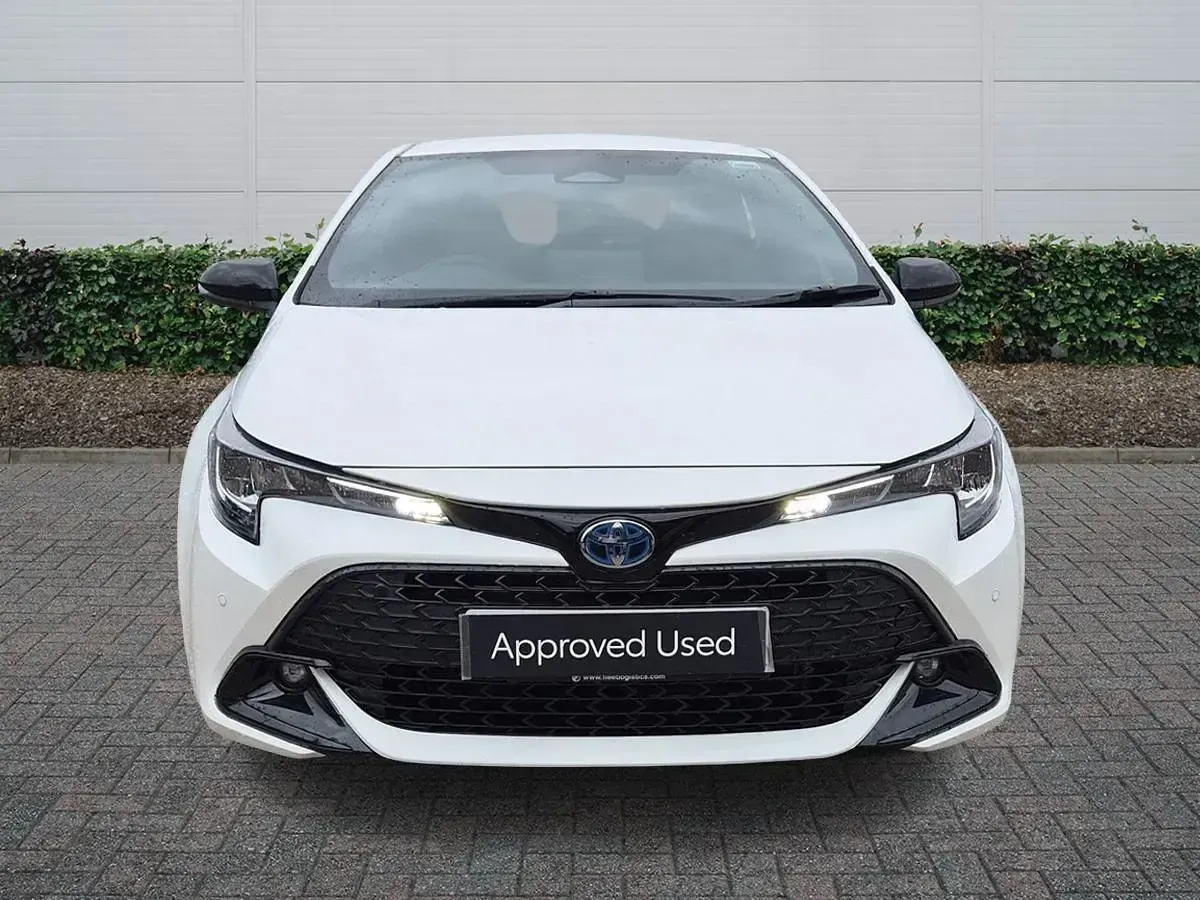 New Toyota Corolla 140 HP (102 kW) 2026 White Hatchback