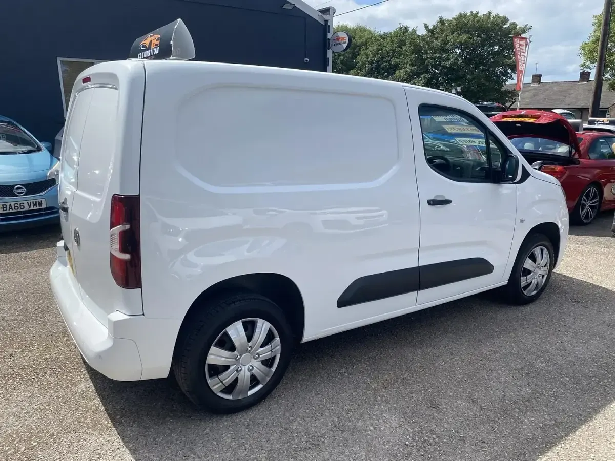 Used Vauxhall Combo Sportive 100 HP (73 kW) 2021 White MPV