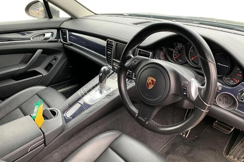 Used Porsche Panamera 300 HP (220 kW) 2015 Grey Hatchback