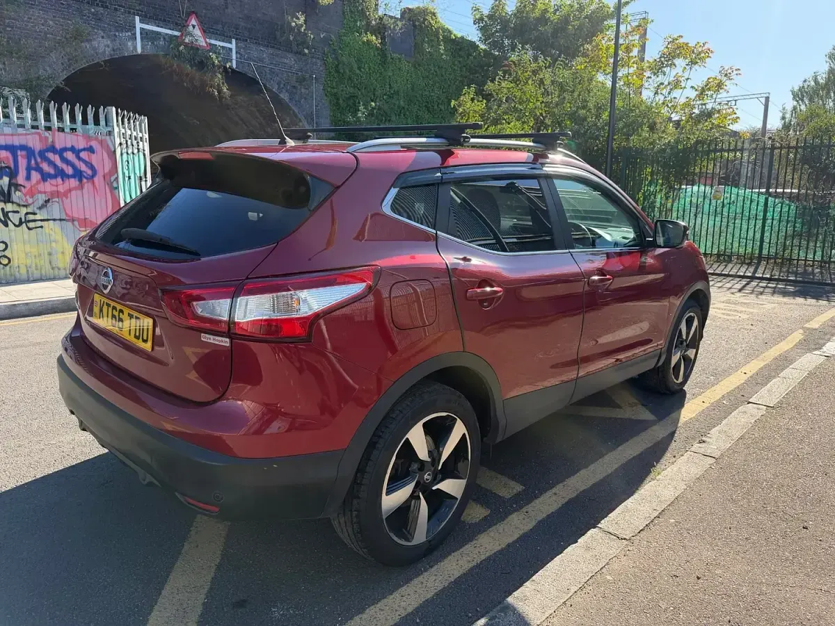 Używany Nissan Qashqai N-Connecta 115 KM (84 kW) 2017 Czerwony SUV