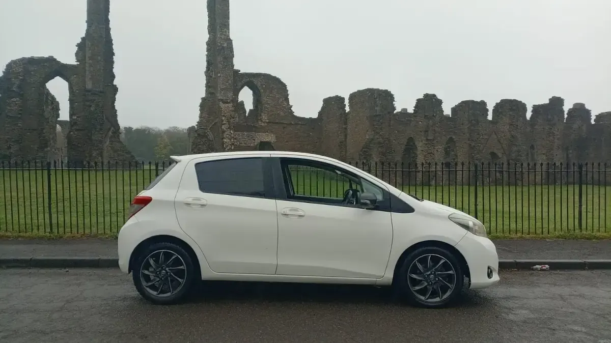 Used Toyota Yaris Trend 101 HP (74 kW) 2012 White Hatchback