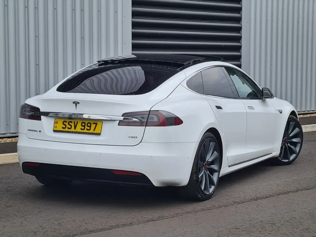 Used Tesla Model S 350 kW (476 HP) 2016 White Hatchback
