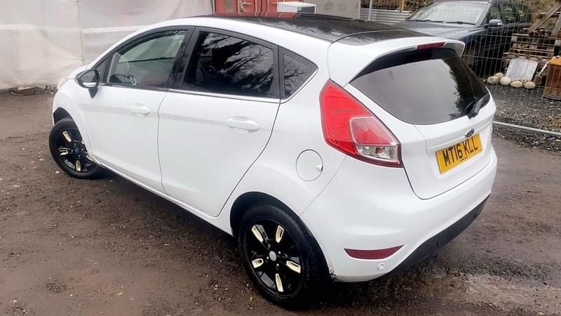 Używany Ford Fiesta Zetec 2016 Biały Hatchback