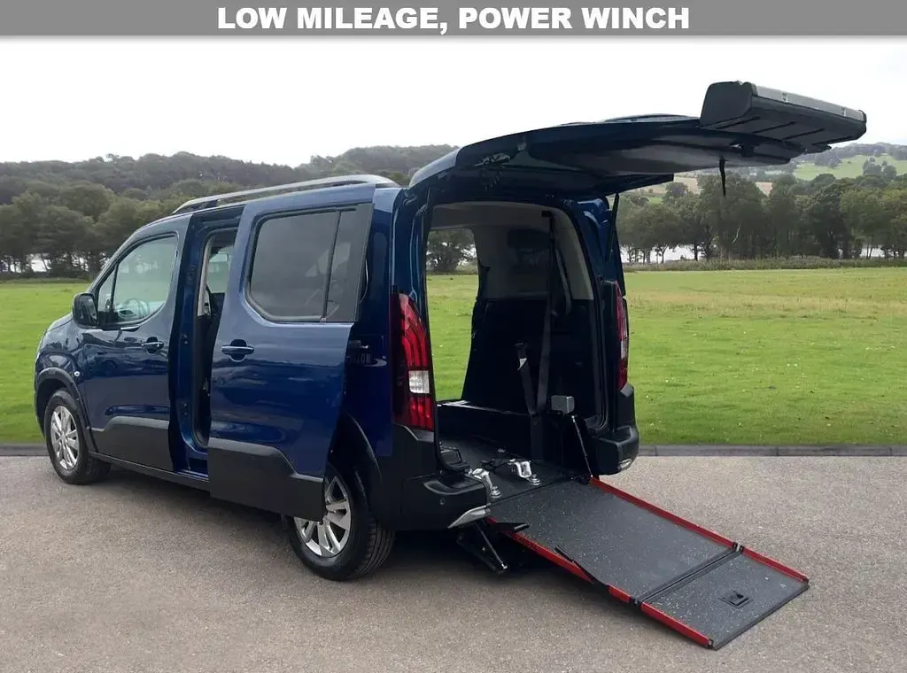 Używany Peugeot Rifter Allure 100 KM (73 kW) 2020 Niebieski Minivan