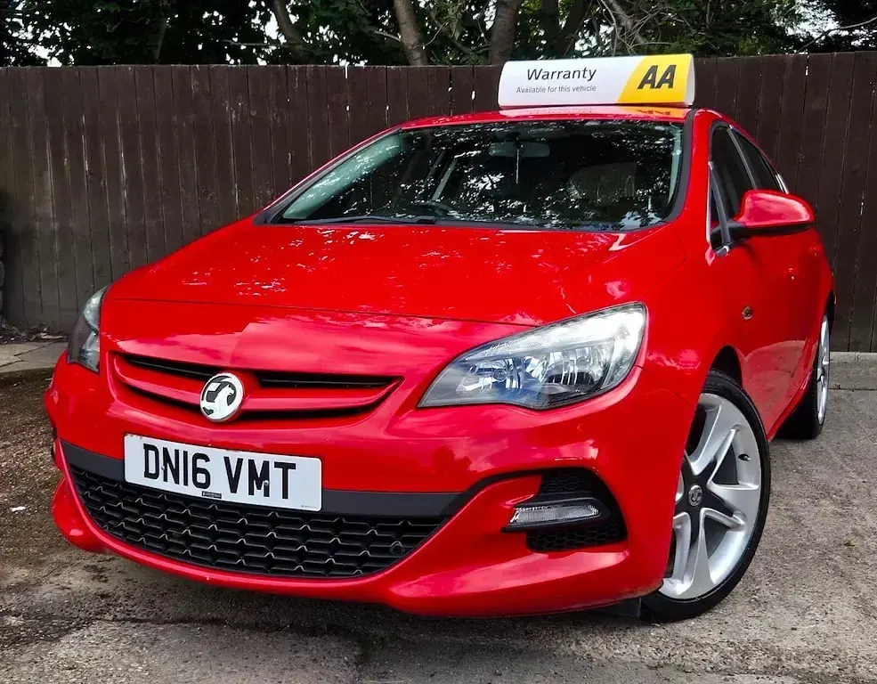 Used Vauxhall Astra Edition 200 HP (147 kW) 2016 Red Hatchback