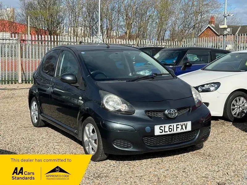 Usado Toyota Aygo 68 CV (50 kW) 2011 Gris Utilitario