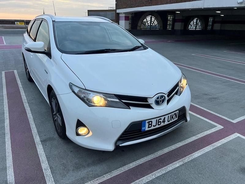 Used Toyota Auris Hybrid 2014 White Estate