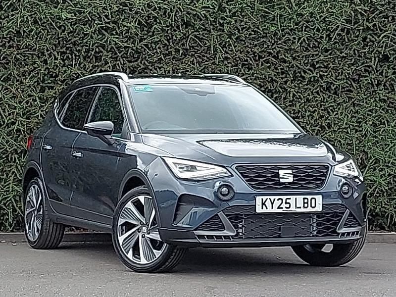 Grey New 2025 Seat Arona FR Sport SUV | £20,998 (Fair price) - Image 1/4