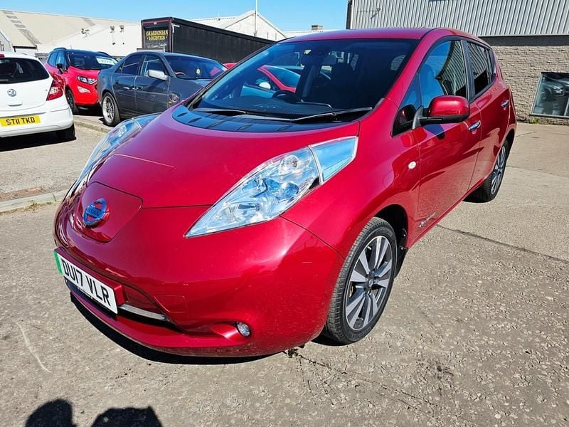 Begagnad Nissan Leaf Tekna 80 kW (109 HK) 2017 Röd Halvkombi