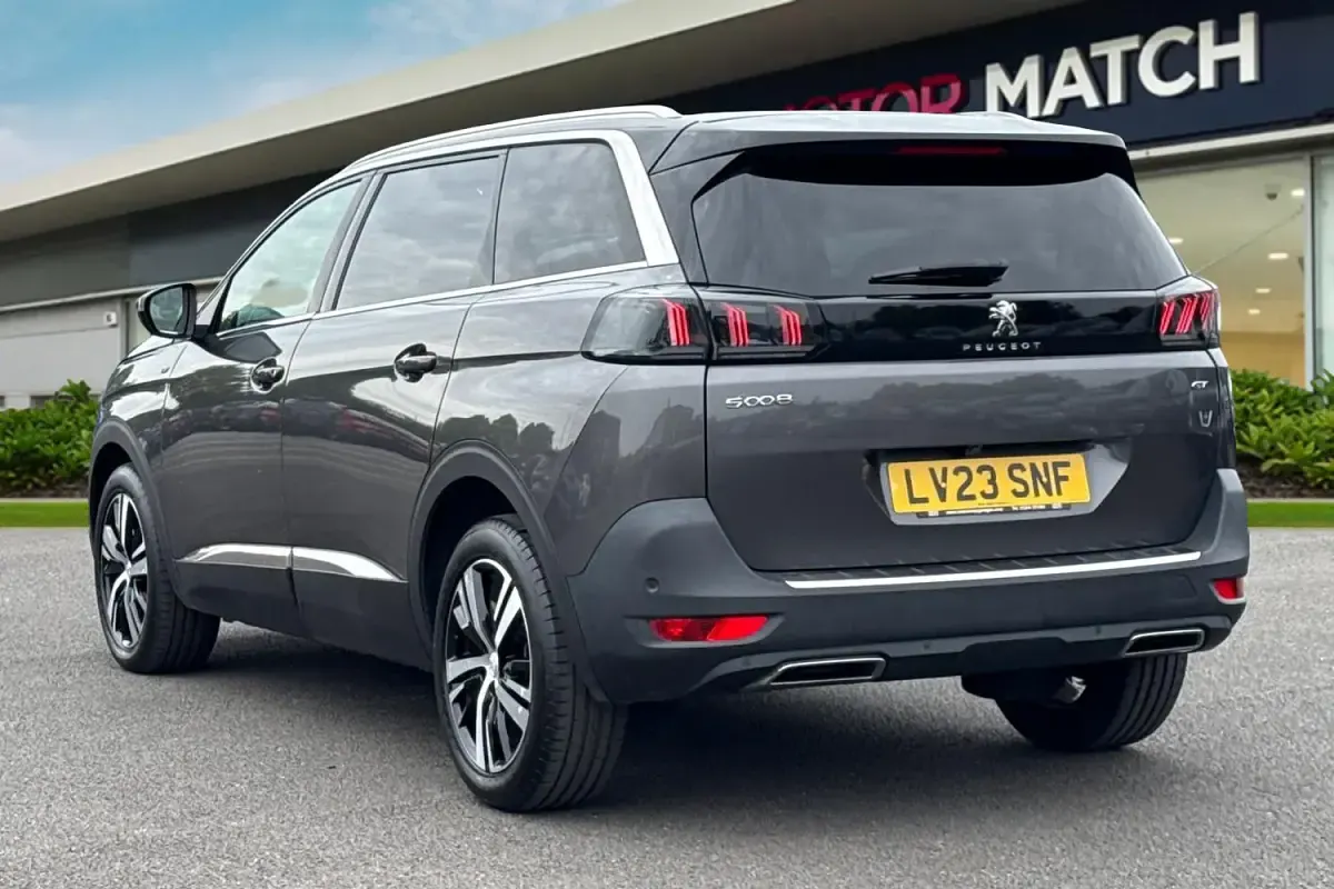 Usado Peugeot 5008 GT 130 HP (95 kW) 2023 Cinzento SUV