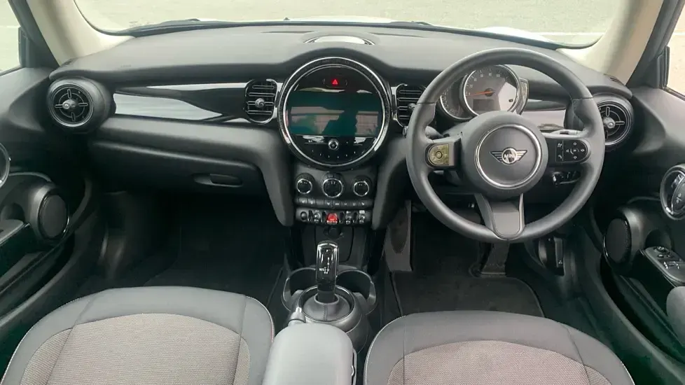Usado Mini Cooper Classic 134 HP (98 kW) 2022 Prateado Citadino