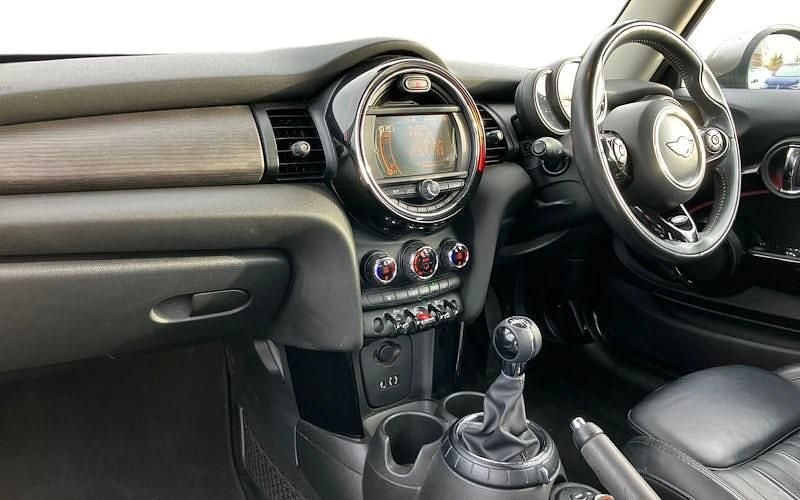 Usado Mini Cooper Chili 136 HP (100 kW) 2017 Verde Citadino