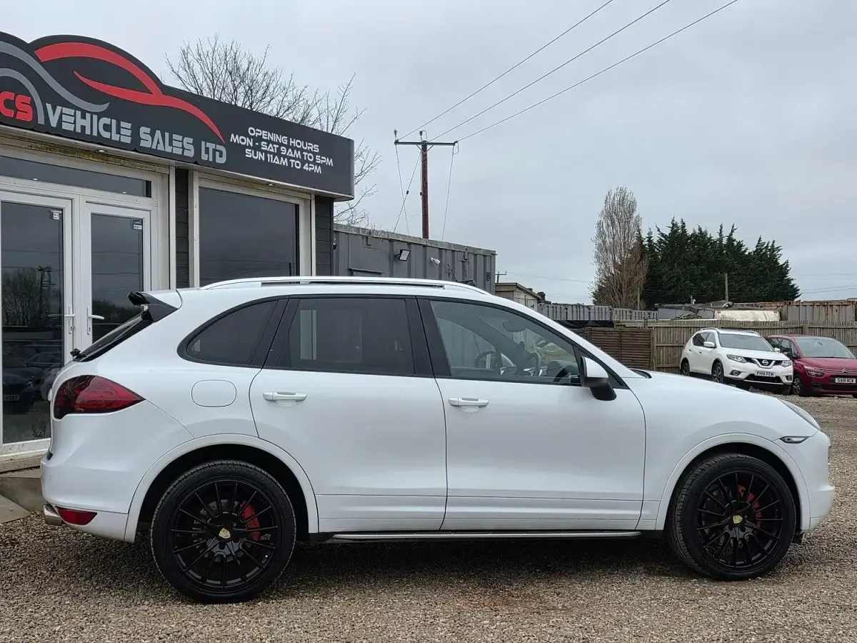 Used Porsche Cayenne 245 HP (180 kW) 2012 White SUV
