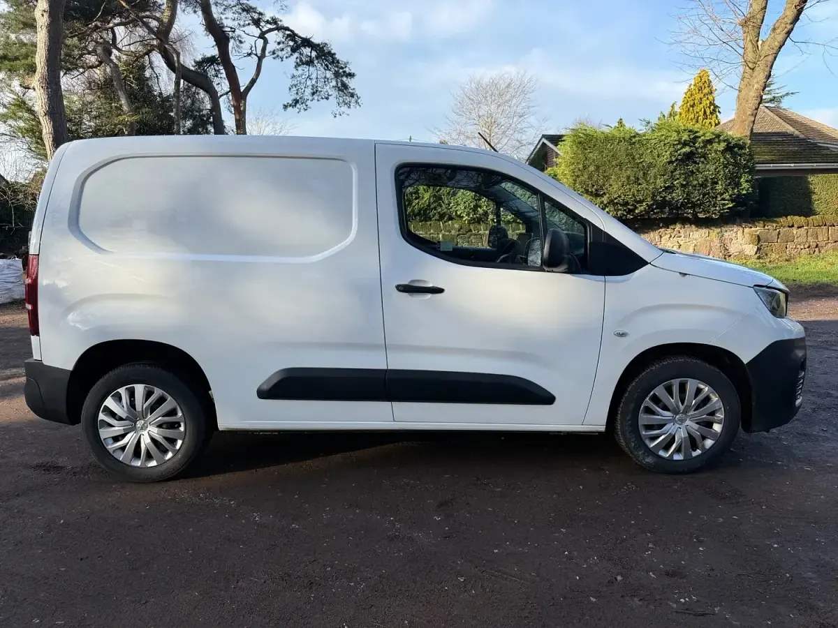 Used Peugeot Partner 100 HP (73 kW) 2020 White MPV
