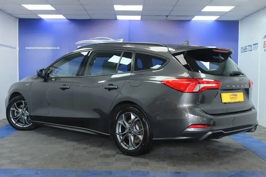 Usado Ford Focus ST-Line 125 HP (91 kW) 2019 Cinzento Carrinha