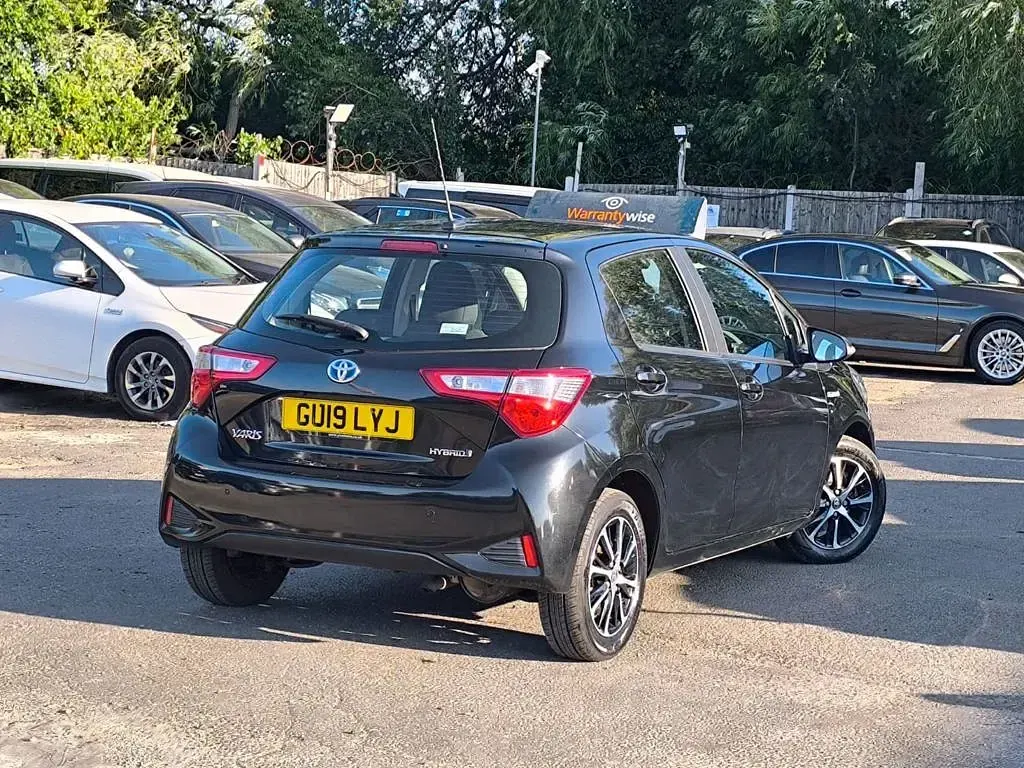 Used Toyota Yaris Hybrid 100 HP (73 kW) 2019 Black Hatchback