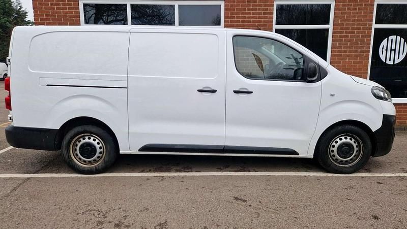 Used Vauxhall Vivaro S 100 HP (73 kW) 2021 White MPV