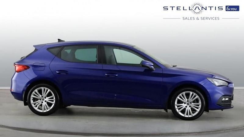 Used Seat Leon SE Dynamic 128 HP (94 kW) 2020 Blue Hatchback