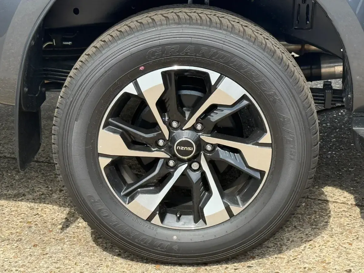 New Isuzu D-Max 2026 Grey Pickup