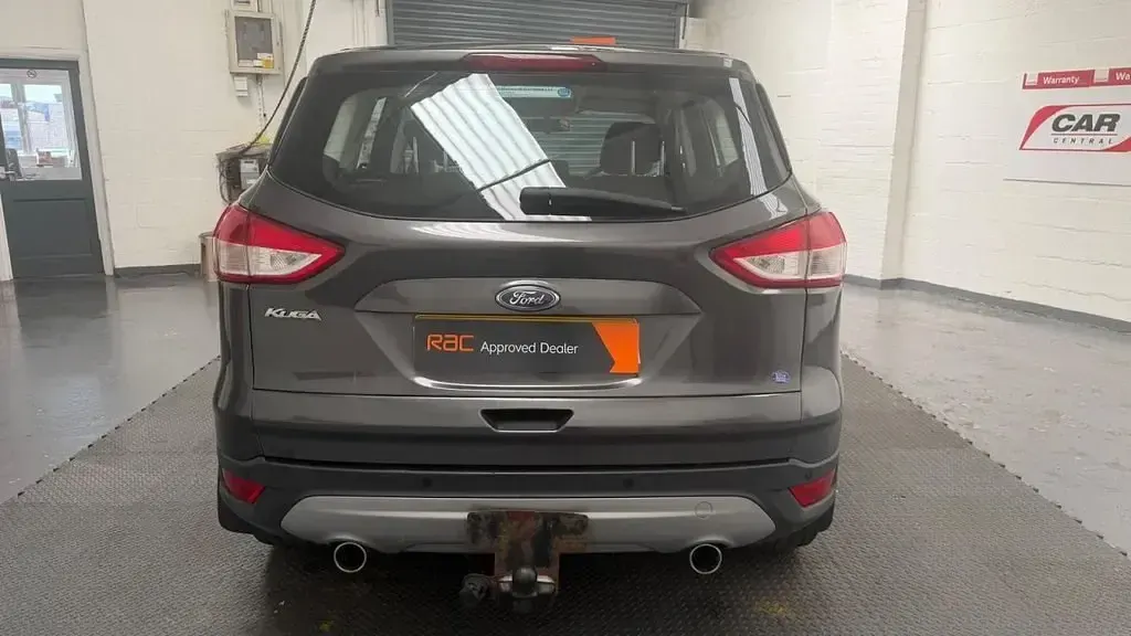 Usado Ford Kuga Zetec 150 CV (110 kW) 2015 Gris SUV