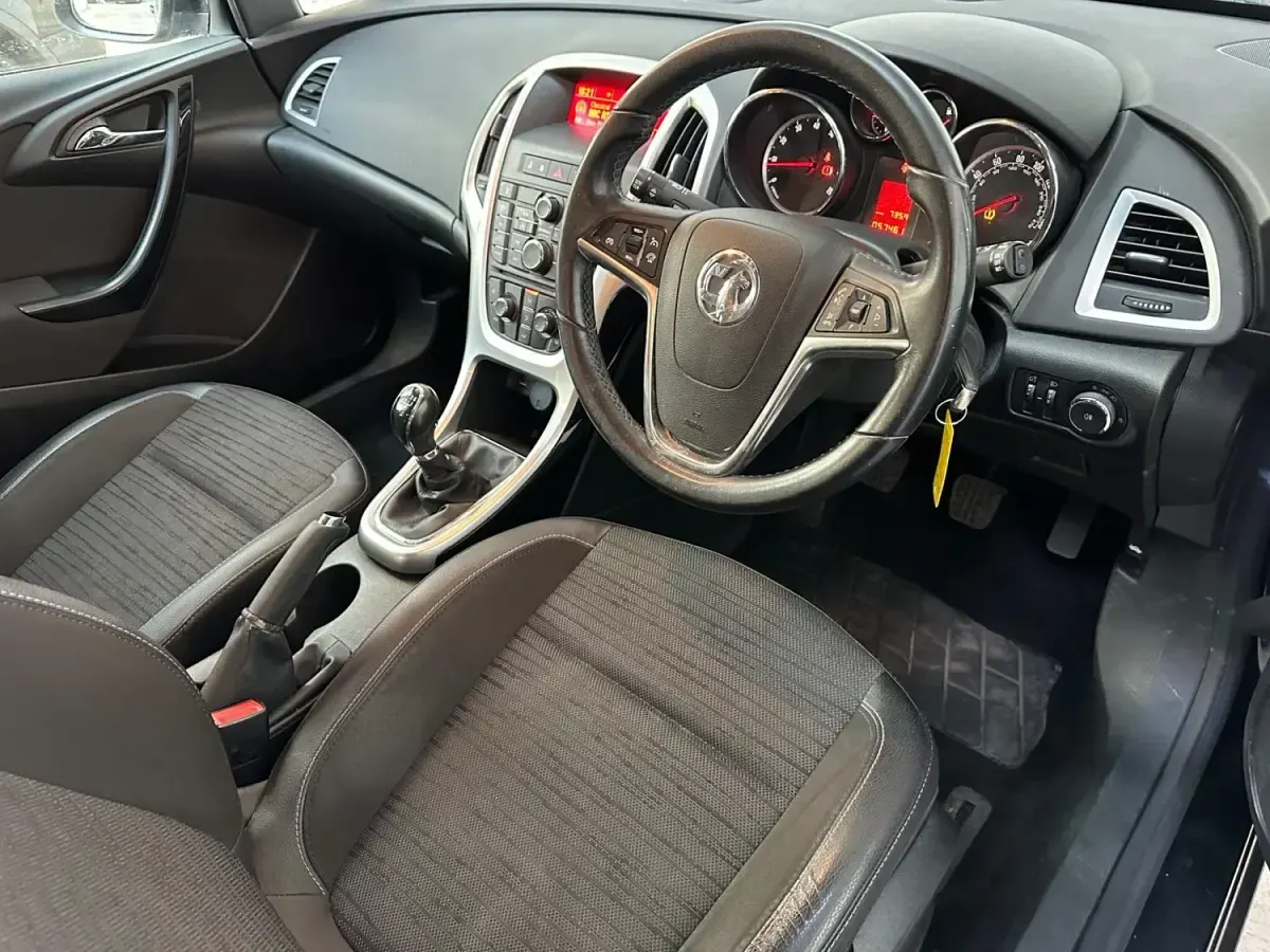 Second-hand Vauxhall Astra Excite 2015 Negru Hatchback