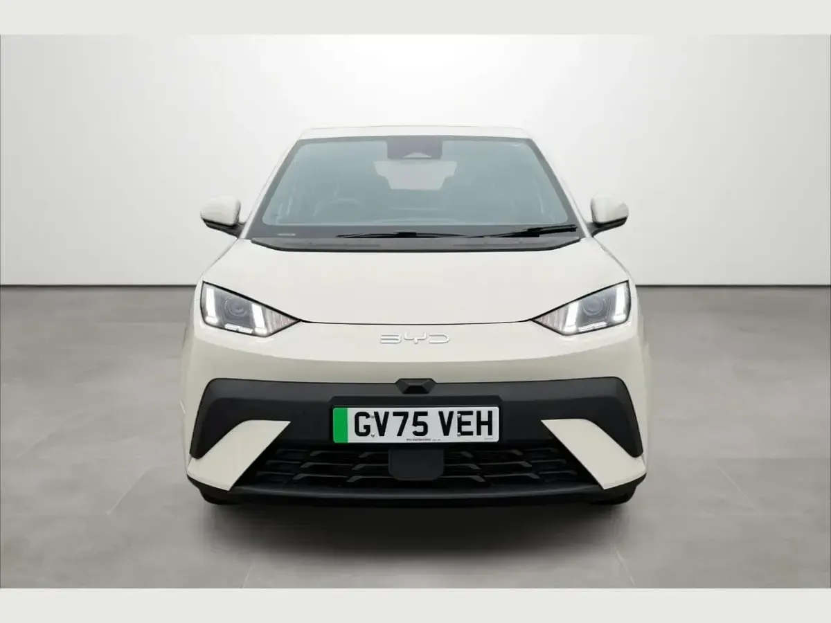 Used BYD Dolphin Active 34 kW (47 HP) 2025 White Hatchback