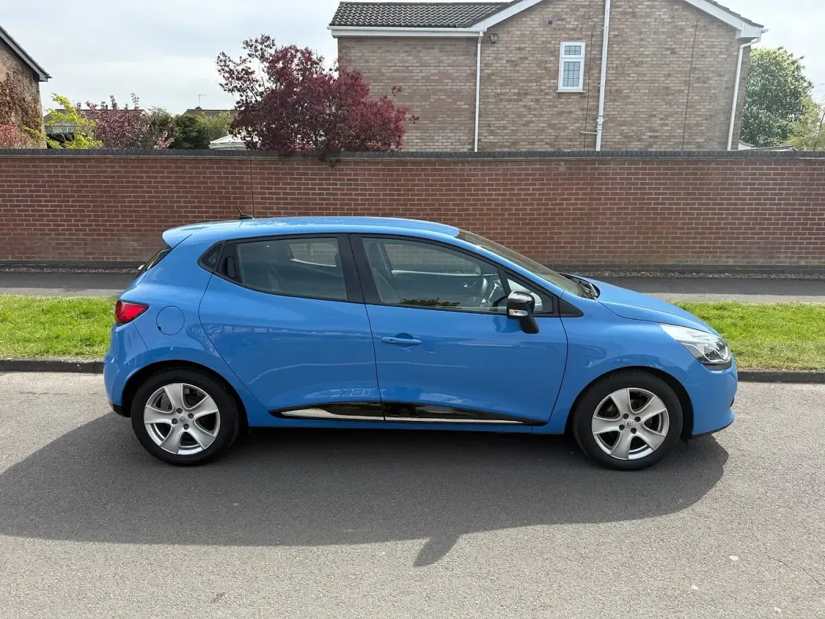 Used Renault Clio Dynamique 75 HP (55 kW) 2014 Blue Hatchback