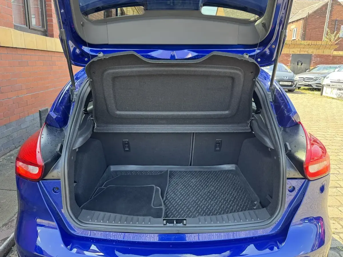 Used Ford Focus ST 185 HP (136 kW) 2016 Blue Hatchback