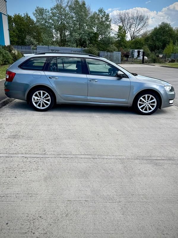 Usado Skoda Octavia Elegance 2013 Gris Familiar