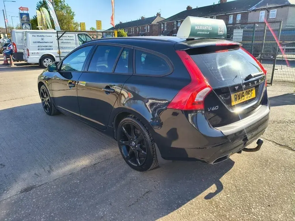 Usado Volvo V60 Business Edition 181 CV (133 kW) 2015 Negro Familiar