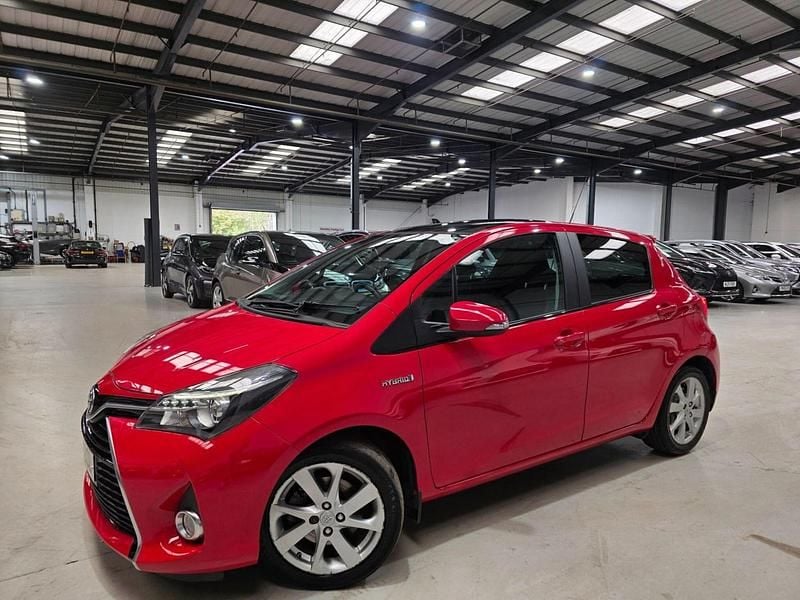 Red Used 2014 Toyota Yaris Hybrid Hatchback | £8,880 (Fair price) - Image 1/4