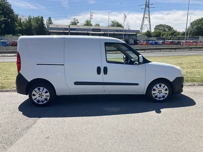 Used Fiat Doblò 105 HP (77 kW) 2014 White MPV