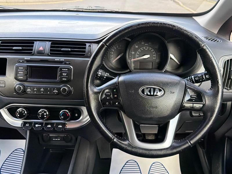 Begagnad Kia Rio 85 HK (62 kW) 2012 Röd Halvkombi