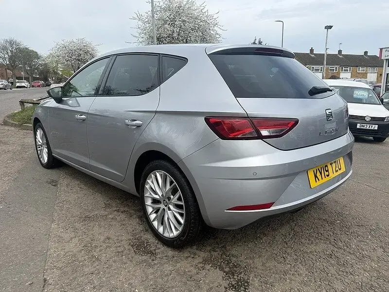 Used Seat Leon SE Dynamic 115 HP (84 kW) 2019 Silver Hatchback