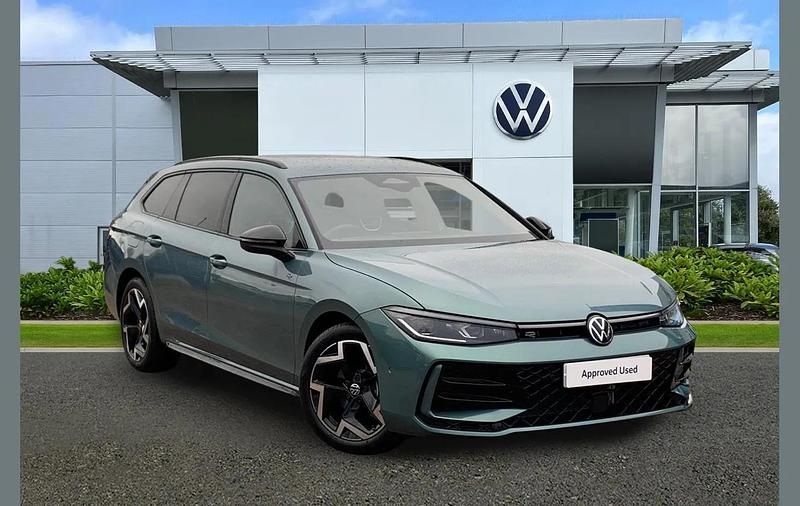 New VW Passat R-line 147 HP (108 kW) 2025 Green Estate