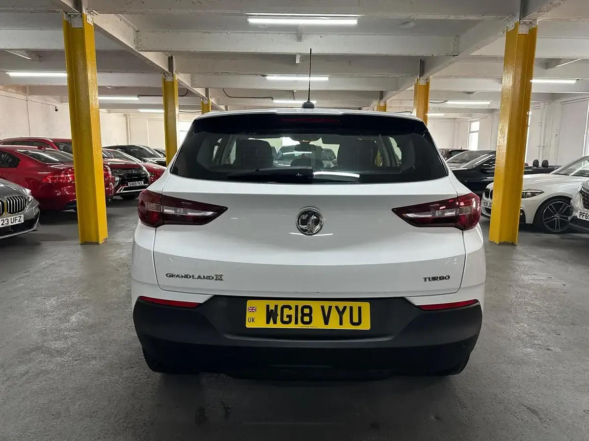 Used Vauxhall Grandland X S 130 HP (95 kW) 2018 White SUV