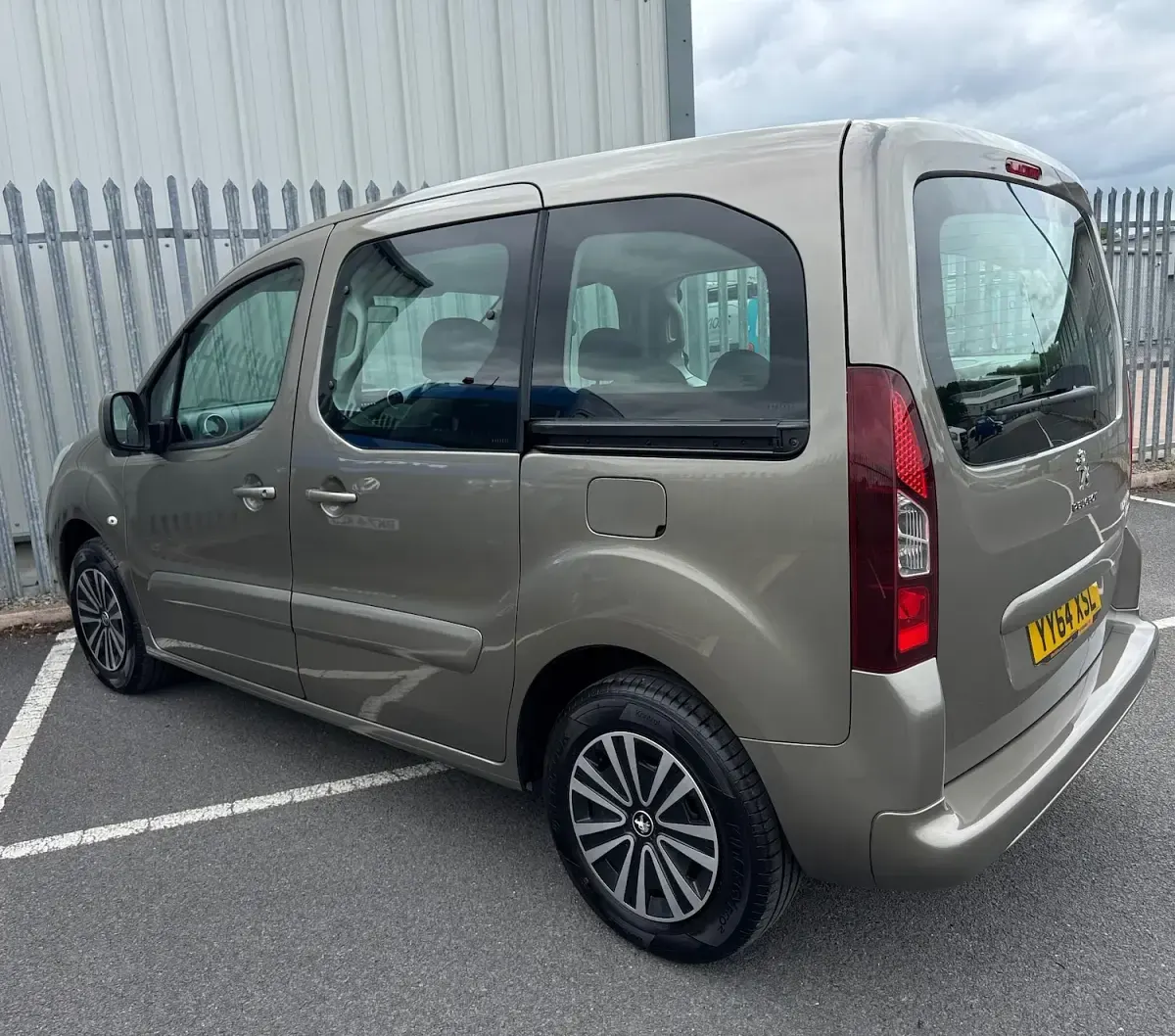 Used Peugeot Partner Tepee S 92 HP (67 kW) 2014 Bronze MPV