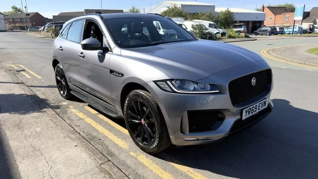 Usado Jaguar F-Pace Chequered Flag 180 HP (132 kW) 2019 Cinzento SUV