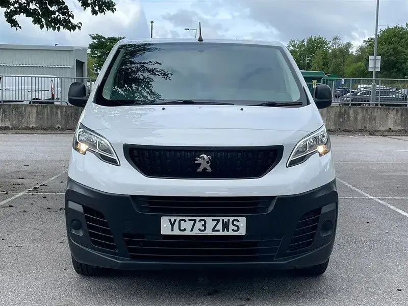 Used Peugeot Expert Premium 102 HP (75 kW) 2023 White Van