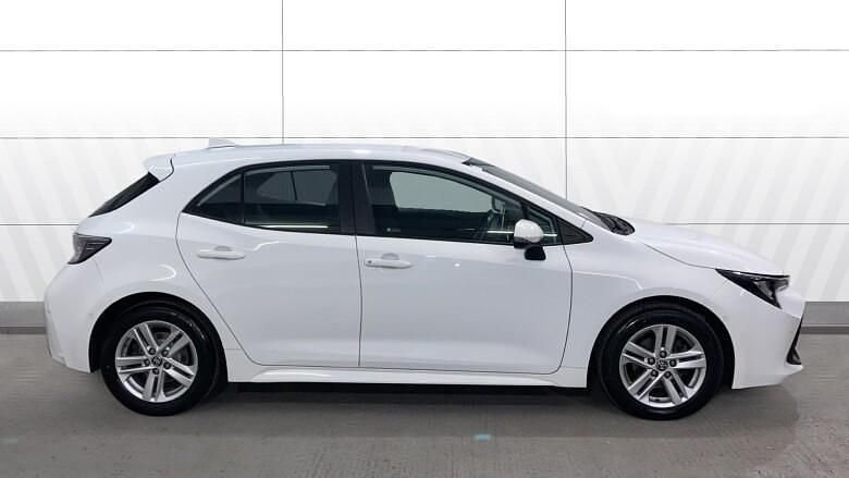 Used Toyota Corolla 122 HP (89 kW) 2022 White Hatchback