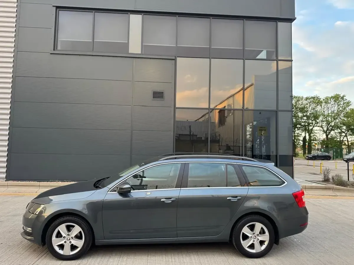Usado Skoda Octavia SE Technology 115 HP (84 kW) 2020 Cinzento Carrinha