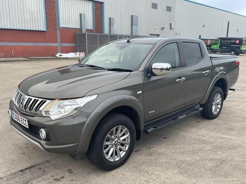 Used Mitsubishi L200 178 HP (130 kW) 2016 Green Pickup