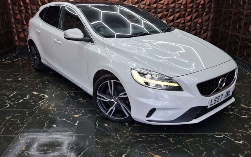 Used 2019 Volvo V40 R-Design Pro Estate | £8,149 (Good price) - Image 1/4