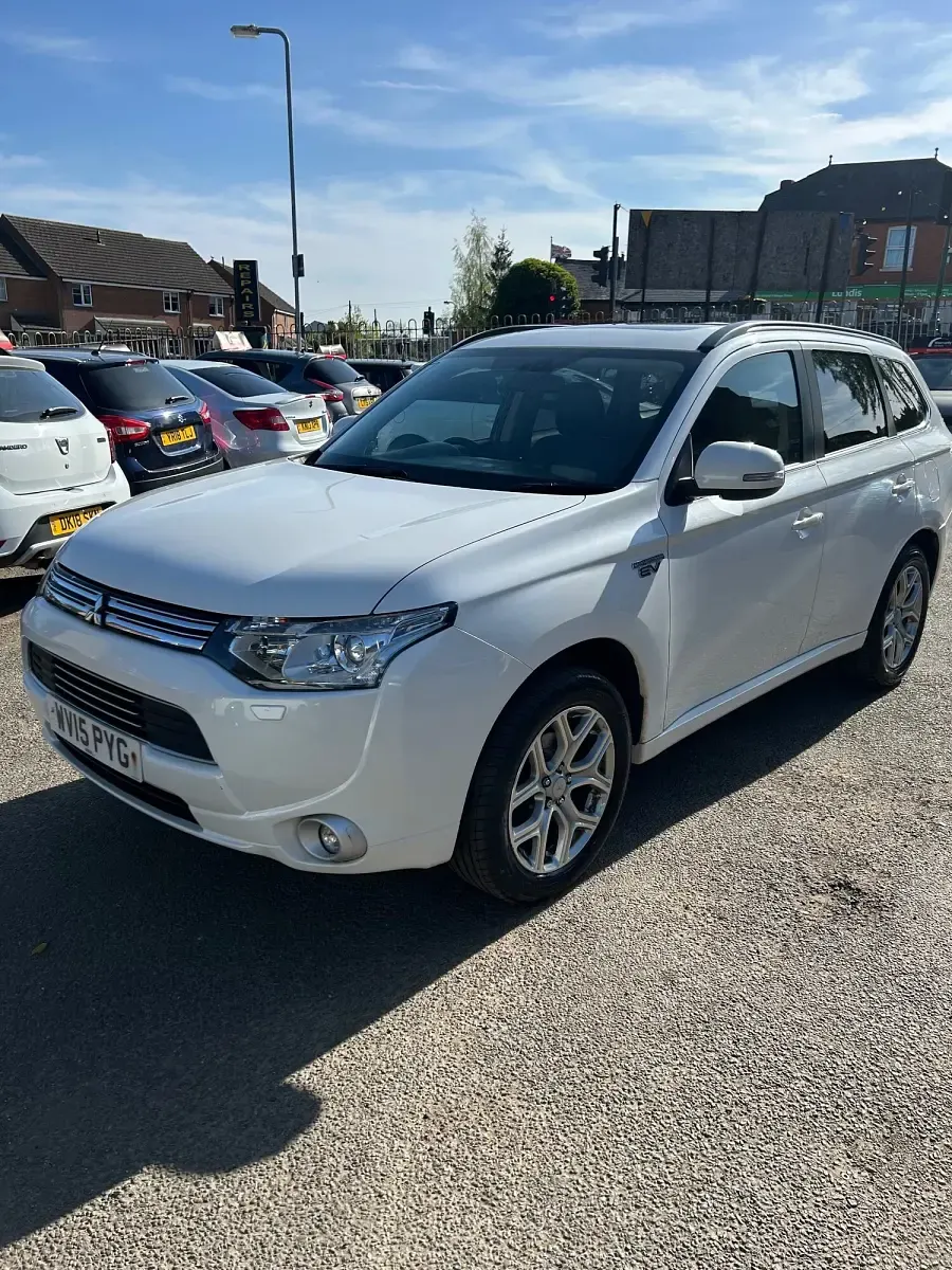 Used Mitsubishi Outlander P-HEV 2015 White Estate