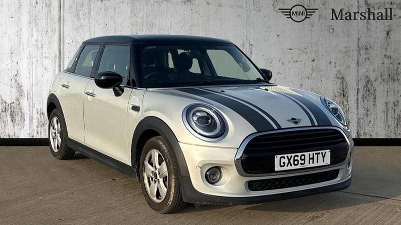 Usado Mini Cooper Classic 136 HP (100 kW) 2019 Prateado Citadino