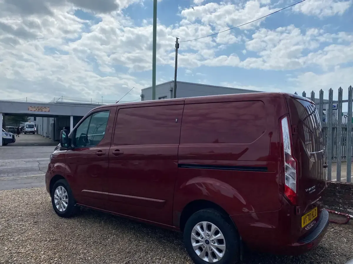 Used Ford Transit Custom Limited 130 HP (95 kW) 2020 Red Van