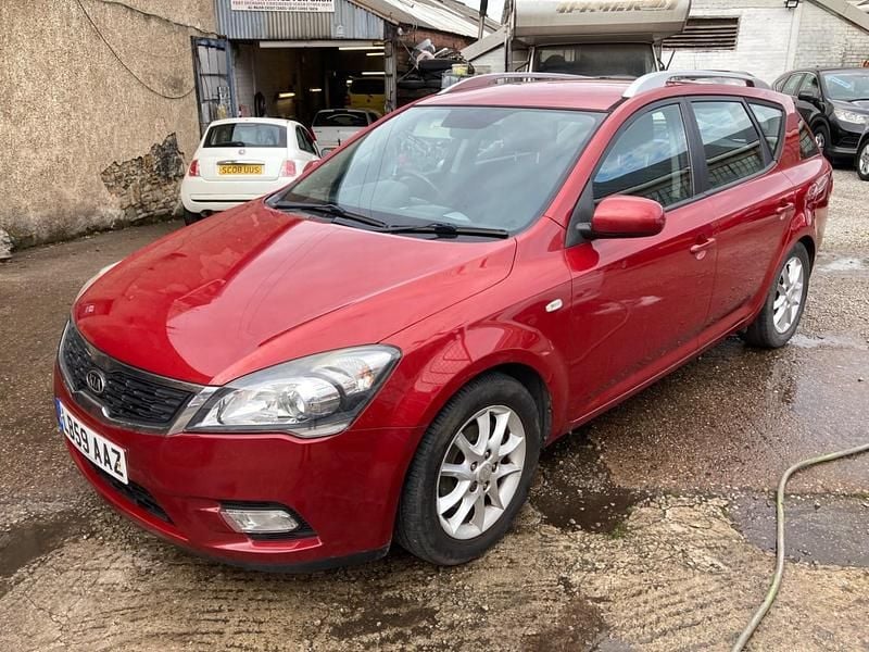 Red Used 2009 Kia Ceed Hatchback | £1,095 (Super price) - Image 1/4