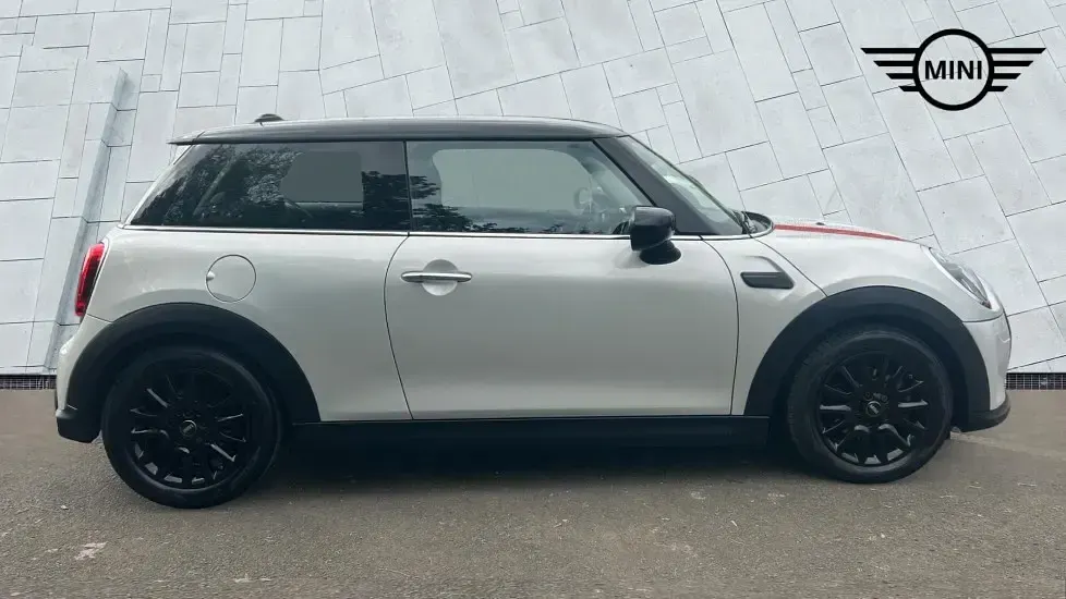 Usado Mini Cooper Classic 134 HP (98 kW) 2022 Prateado Citadino