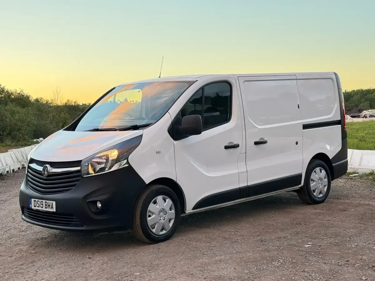 Second-hand Vauxhall Vivaro 120 CP (88 kW) 2019 Alb Monovolum
