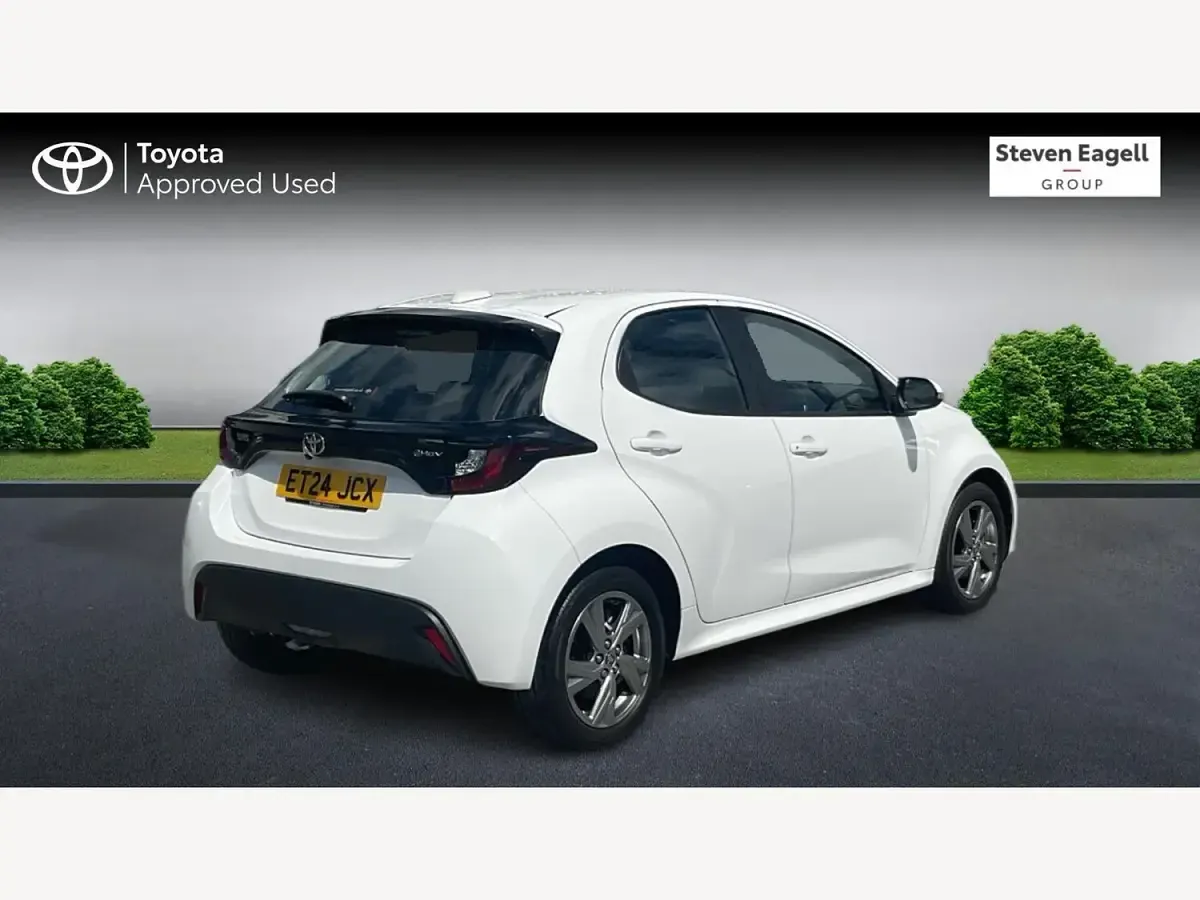 Used Toyota Yaris Hybrid 2024 White Hatchback